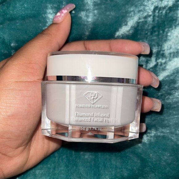 Diamond Infused Facial Peeling Gel - Picture 2 of 3